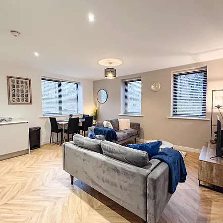 Stylish 2 Bed 2 Bathroom Free Parking & Fast Wifi *