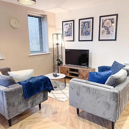 Stylish 2 Bed 2 Bathroom Free Parking & Fast Wifi *