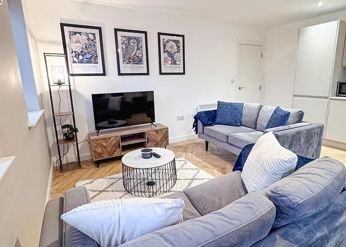 Апартаменти Stylish 2 Bed 2 Bathroom Free Parking & Fast Wifi *