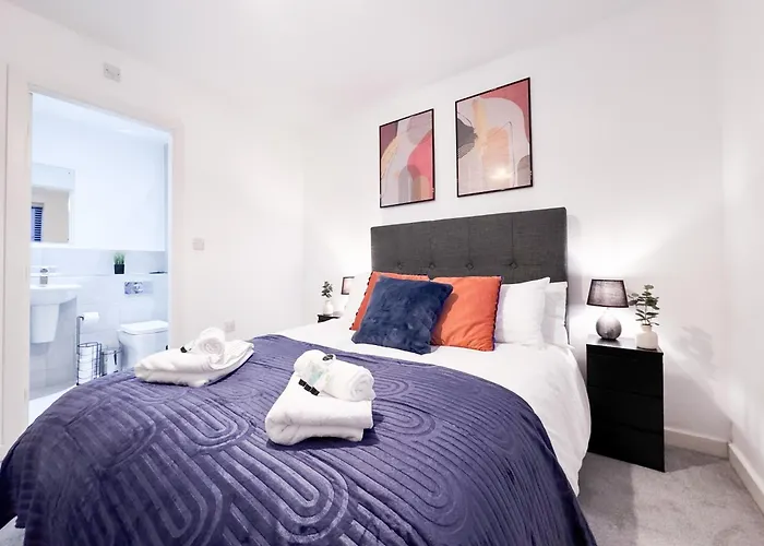 Stylish 2 Bed 2 Bathroom Free Parking & Fast Wifi