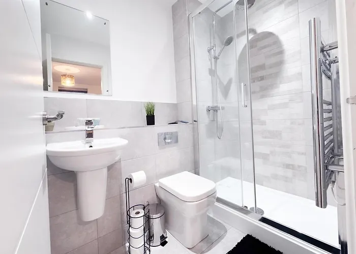 Апартаменти Stylish 2 Bed 2 Bathroom Free Parking & Fast Wifi