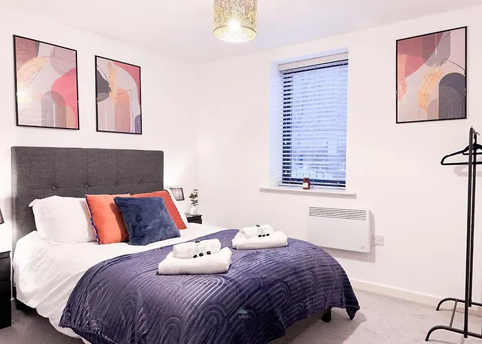 Stylish 2 Bed 2 Bathroom Free Parking & Fast Wifi Апартаменти