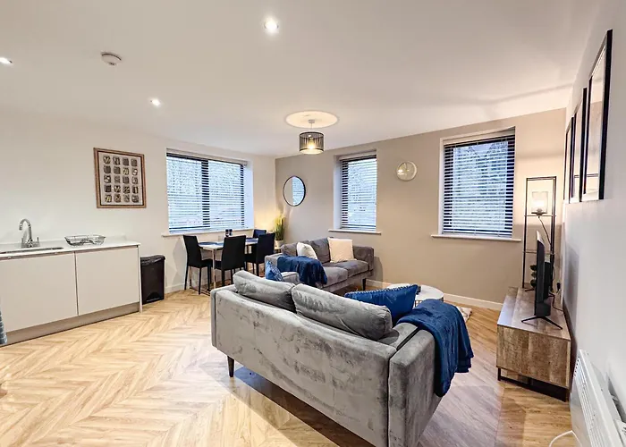 Stylish 2 Bed 2 Bathroom Free Parking & Fast Wifi *