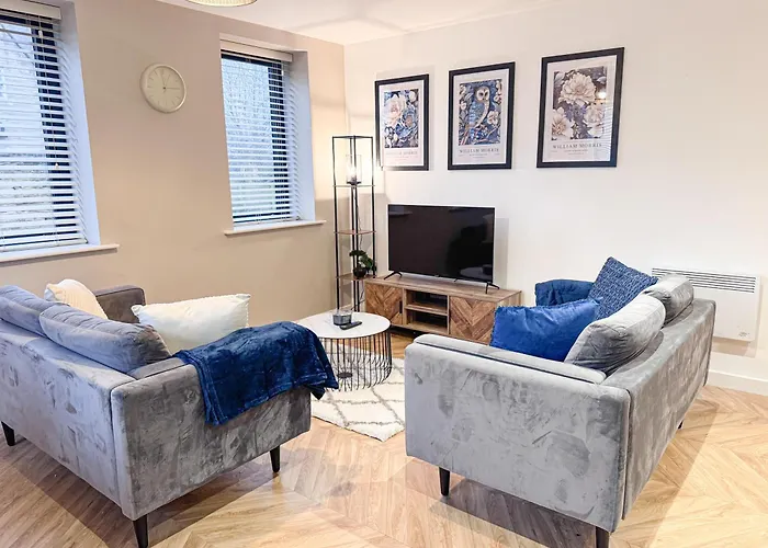 Stylish 2 Bed 2 Bathroom Free Parking & Fast Wifi *