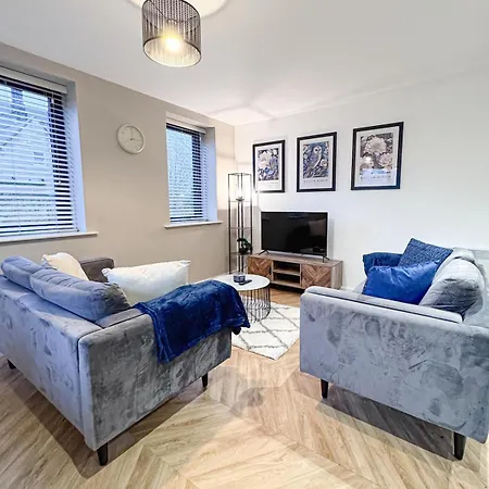 Stylish 2 Bed 2 Bathroom Free Parking & Fast Wifi *