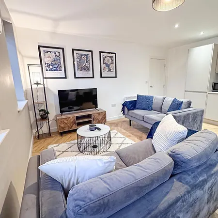 Apartment Stylish 2 Bed 2 Bathroom Free Parking & Fast Wifi *