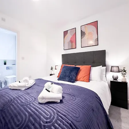 Stylish 2 Bed 2 Bathroom Free Parking & Fast Wifi