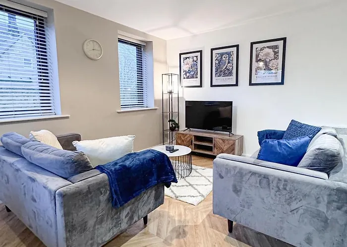 Stylish 2 Bed 2 Bathroom Free Parking & Fast Wifi *